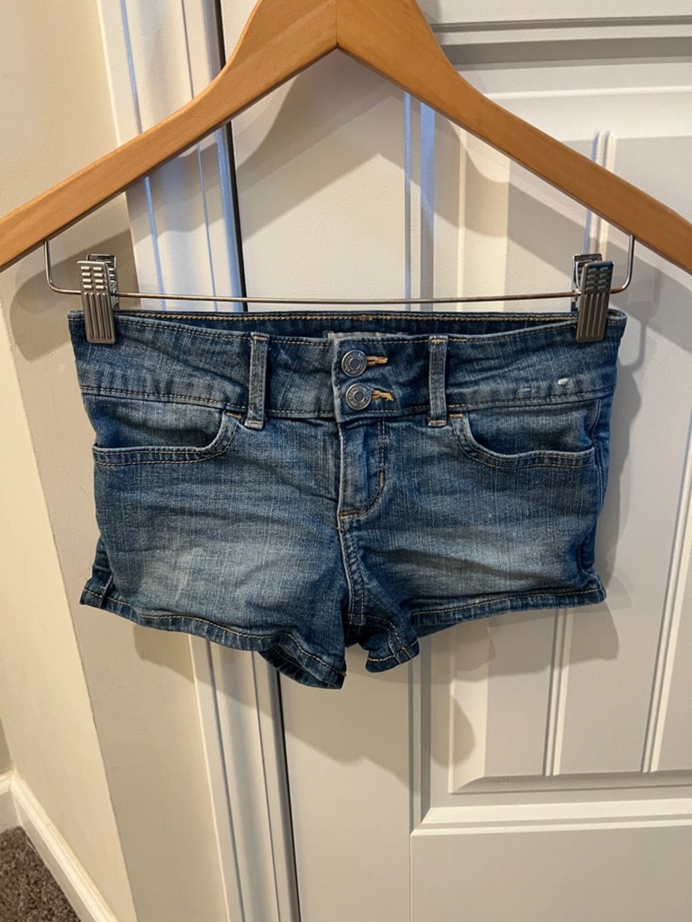 Abercrombie mid rise Shortie Jean Shorts size 9/10